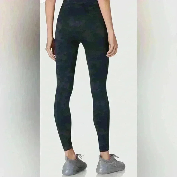 SPANX Look at Me Now Seamless Leggings size S in Black Camo - Picture 2 of 6